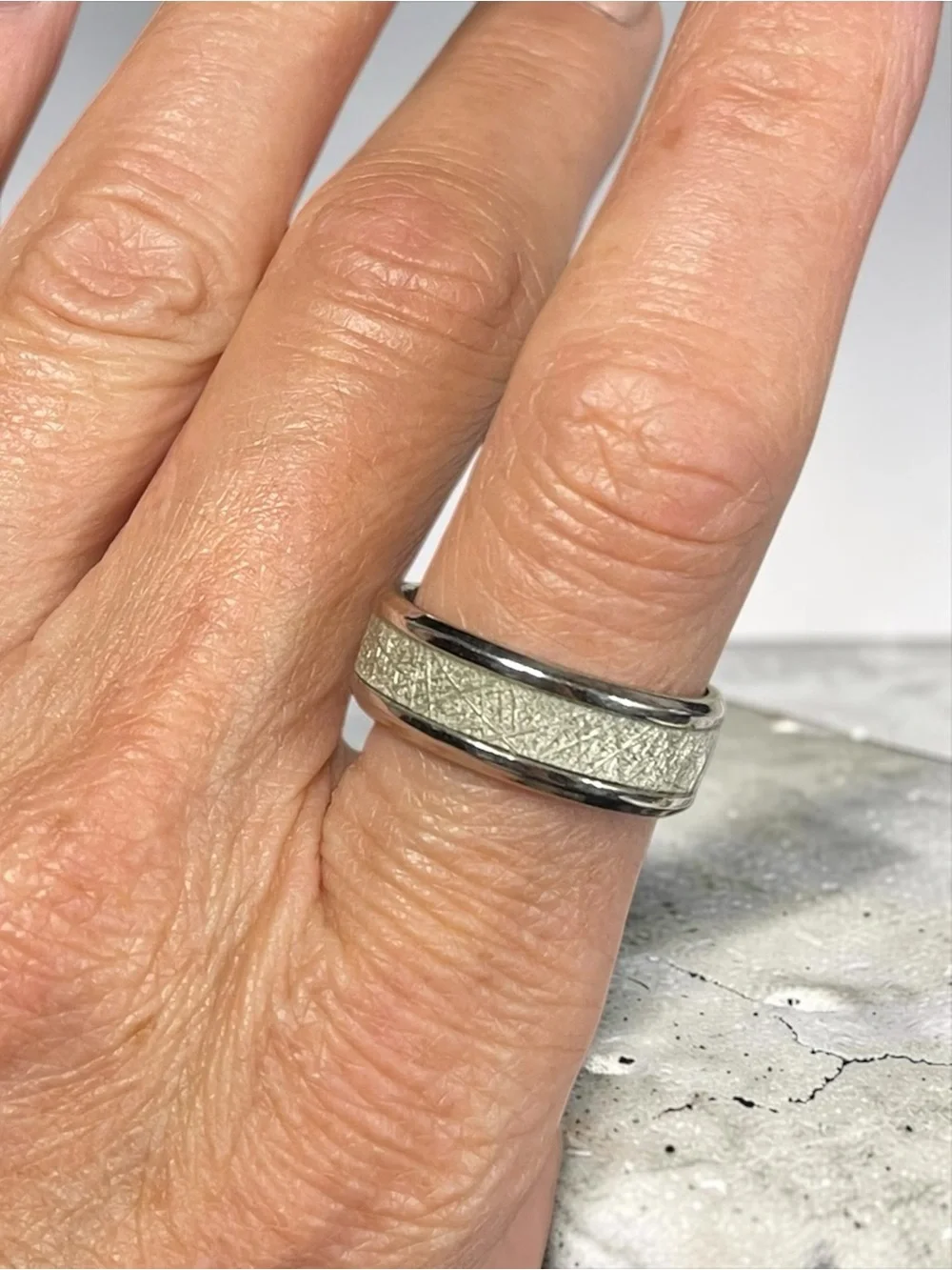 Silver Tone Textured Pearlescent Inlay Band Ring Size 10 Men's Unisex